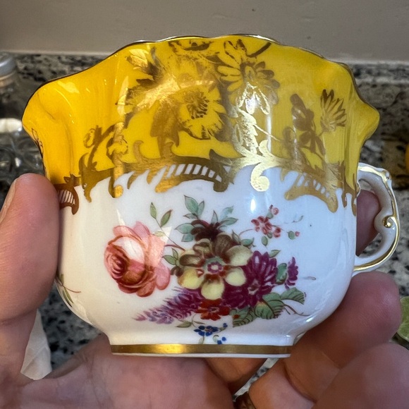 Hammersley bone China yellow teacup with gold trim and floral design - Picture 6 of 8